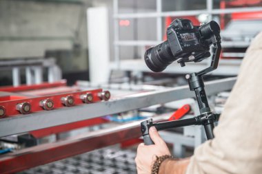 Kamera tutan el adam ve fotoğraf çekmek. Seçici odak