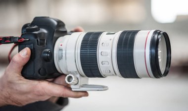 Fotoğrafçı ve kameraman ellerinde DSR kamera tutuyorlar ve fotoğraf ya da video klip çekiyorlar. Seçici odak