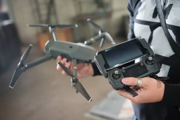 Trasmettitore Mani Uomo Con Dispositivo Mobile Collegato Drone Fpv — Foto Stock