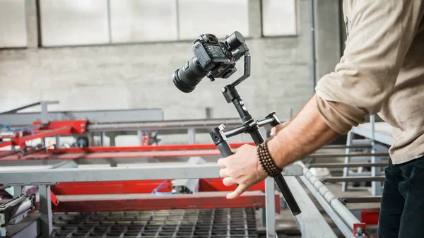 Fotógrafo Videógrafo Segurando Câmera Dslr Tirar Foto Gravar Clipe Vídeo — Fotografia de Stock