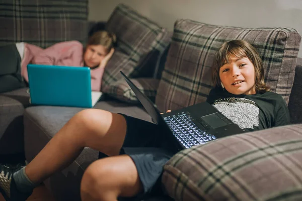 Alienación Social Los Adolescentes Dos Niños Usando Portátil Casa Adicción — Foto de Stock