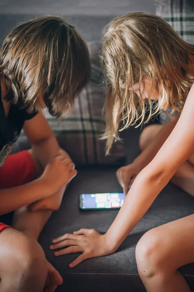Dos Amigos Adolescentes Sentados Casa Usando Teléfonos Inteligentes Jugando Viendo — Foto de Stock