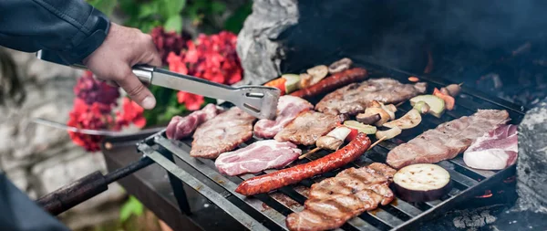 Mann Kocht Fleisch Auf Grill Bei Grillparty Sommergarten Essen Menschen — Stockfoto