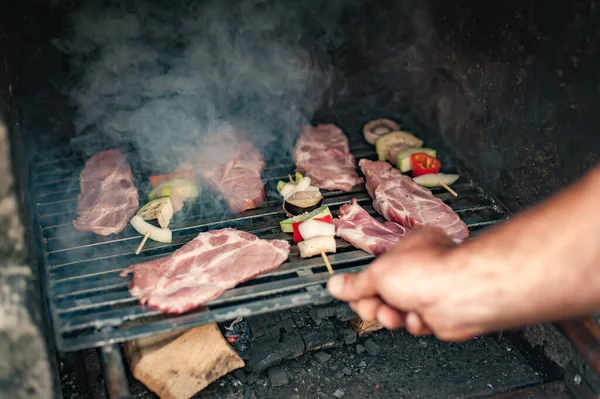 Man Koken Vlees Barbecue Grill Bbq Partij Zomer Tuin Voedsel — Stockfoto