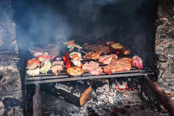 在烤肉时 用蔬菜绞架在煤块上 将美味的烤肉进行分类 在烤架上准备食物 — 图库照片
