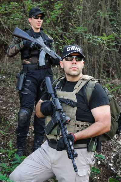 士兵们在森林里用来福枪射击 大自然野外军事战斗训练 — 图库照片