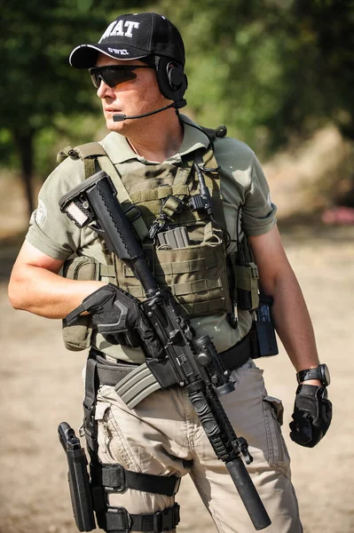 Pełni Uzbrojony Żołnierz Sił Specjalnych Mundurze Bojowym Strzelanie Broni Palnej — Zdjęcie stockowe
