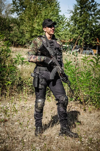 Tam teçhizatlı SWAT özel kuvvetler askeri savaş kamuflaj üniforması içinde. Ateşli silahlar ve taktik eğitimi..