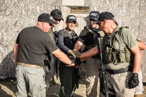 特种反恐部队士兵在成功完成培训任务后 手持双手向他们致敬 火器射击和战术训练 — 图库照片