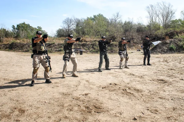 Group Army Soldiers Practice Gun Shooting Target Outdoor Shooting Range — Foto de Stock