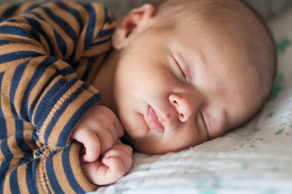 Lindo Bebé Tranquilo Una Ropa Bebé Rayas Durmiendo Tranquilamente Cuna —  Fotos de Stock
