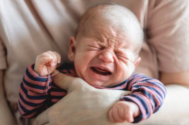 Tatlı ve şirin küçük yeni doğmuş bebek aç ve üzgün. Ailesini onu beslemeye ve sorununu çözmeye davet ediyor. Mide krampları