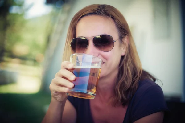 Nice Middle Aged Woman Sunglasses Enjoying Drinking Glass Beer Nature — Stock Photo, Image