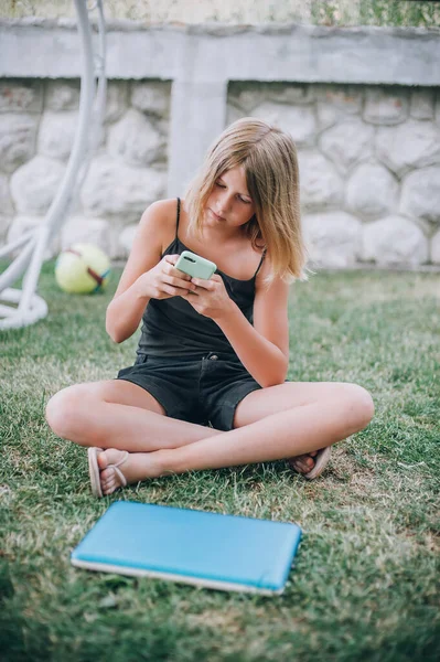 Portrait Beautiful Focused Teenage Girl Sitting Green Grass Using Laptop — Stock Photo, Image
