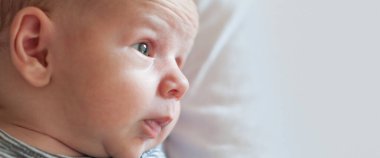 Annenin kucağında sevimli, barışçıl, yeni doğmuş bir bebeğin portresi. Aşk ve aile duyguları