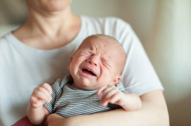 Tatlı ve şirin küçük yeni doğmuş bebek aç ve üzgün. Ailesini onu beslemeye ve sorununu çözmeye davet ediyor. Mide krampları