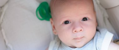 Güzel, açık gözlü, sevimli, barışçıl, yeni doğmuş erkek bebek yüzünün detaylı portresi. Aşk ve aile duyguları