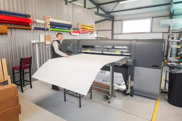 Tekniker Arbetare Operatör Arbetar Stora Premium Industriskrivare Och Plotter Maskin — Stockfoto