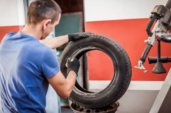 Young Professional Car Mechanic Checks Changes Pneumatic Tires Clean Workshop — Stok fotoğraf