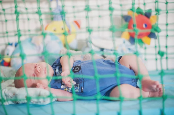아기가 침대에서 아름다운 아이가 모습을 클로즈업 — 스톡 사진