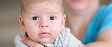 Güzel, açık gözlü, sevimli, barışçıl, yeni doğmuş erkek bebek yüzünün detaylı portresi. Aşk ve aile duyguları