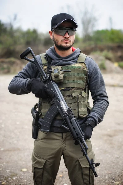 Soldado Del Ejército Disparando Con Ametralladora Bosque Naturaleza Entrenamiento Combate —  Fotos de Stock