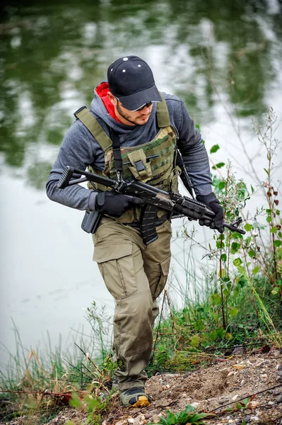 陆军士兵在森林里用来福枪射击 大自然野外军事战斗训练 — 图库照片