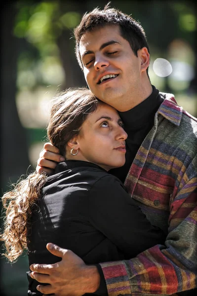 Casal Alegre Romântico Abraçando Desfrutando Amor Natureza Livre Amor Relacionamento — Fotografia de Stock