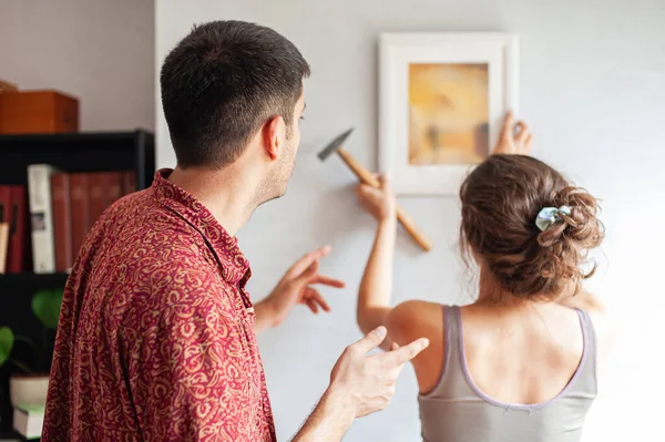 年轻夫妇在新公寓的墙上涂上了油漆 — 图库照片