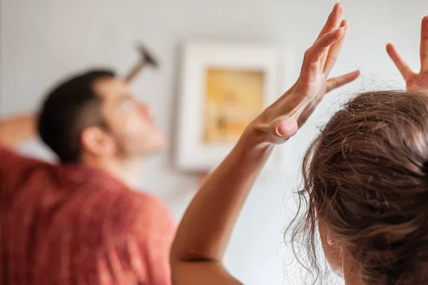 Jovem Casal Decora Seu Novo Apartamento Com Pintura Parede — Fotografia de Stock