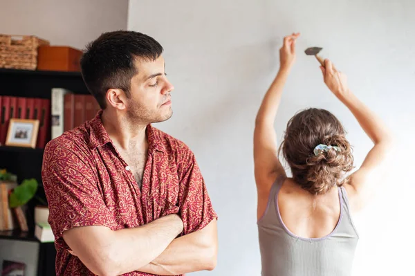 Jovem Casal Decora Seu Novo Apartamento Com Pintura Parede — Fotografia de Stock