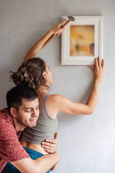 Junges Paar Schmückt Seine Neue Wohnung Mit Malerei Der Wand — Stockfoto