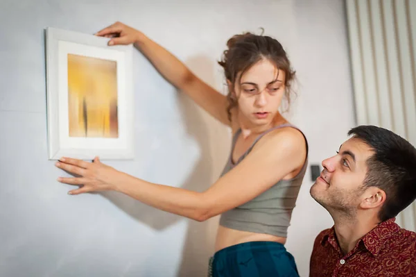 Fröhlich Junges Paar Schmückt Seine Neue Wohnung Mit Malerei Der — Stockfoto