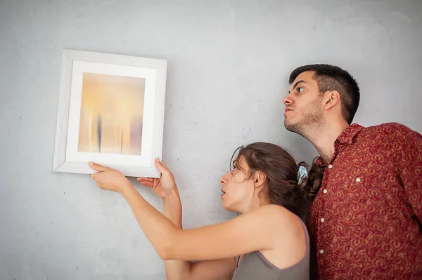 Alegremente Jovem Casal Decora Seu Novo Apartamento Com Pintura Parede — Fotografia de Stock