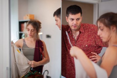 Çekici genç kadın giyiniyor ve yatak odasında aynanın önünde dikilip eğleniyor. Ama adam yorgun ve sıkkın.