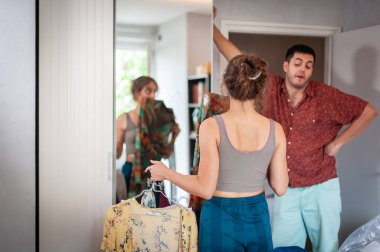 Çekici genç kadın giyiniyor ve yatak odasında aynanın önünde dikilip eğleniyor. Ama adam yorgun ve sıkkın.