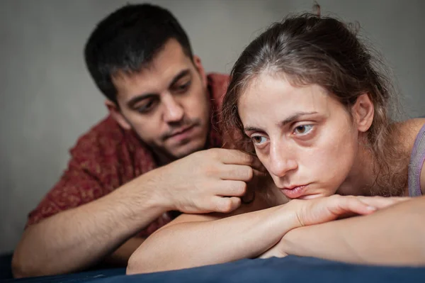 Ένας Άντρας Και Μια Γυναίκα Τσακώνονται Στο Κρεβάτι Του Διαμερίσματος — Φωτογραφία Αρχείου