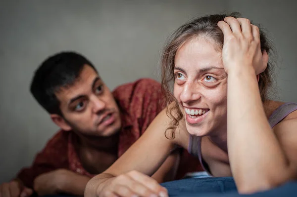 Ein Mann Und Eine Frau Streiten Sich Auf Dem Bett — Stockfoto