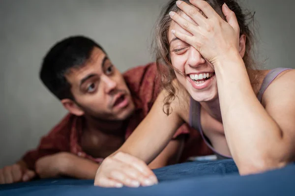 Ένας Άντρας Και Μια Γυναίκα Τσακώνονται Στο Κρεβάτι Του Διαμερίσματος — Φωτογραφία Αρχείου