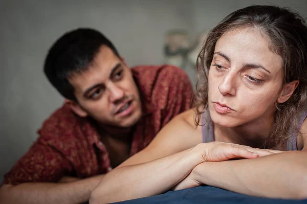 Man Woman Arguing Bed Apartment Bad Mood Because Have Love — Stock Photo, Image