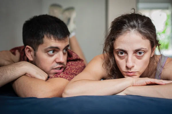 Ein Mann Und Eine Frau Streiten Sich Auf Dem Bett — Stockfoto