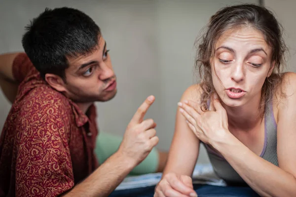 Homem Uma Mulher Discutem Cama Apartamento Eles Estão Mau Humor — Fotografia de Stock