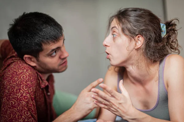 Ein Mann Und Eine Frau Streiten Sich Auf Dem Bett — Stockfoto