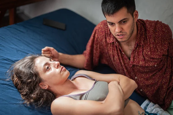 남자와 여자가 아파트 침대에서 말다툼을 있습니다 사랑에 문제가 때문에 좋습니다 — 스톡 사진