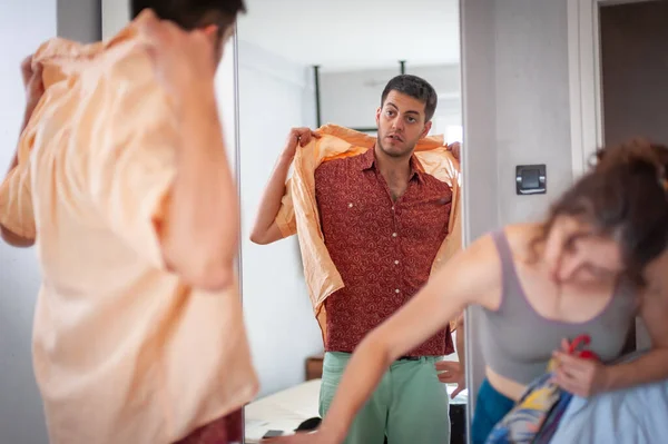 Charmant Jeune Homme Essaie Habiller Est Debout Devant Miroir Chambre — Photo