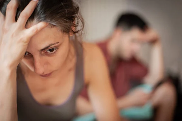Seorang Wanita Muda Yang Sedih Berada Samping Pasangannya Yang Sms — Stok Foto