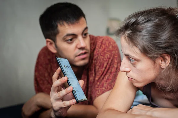 Konzept Von Ehebruch Und Untreue Geschockt Und Überrascht Eifersüchtiges Mädchen — Stockfoto