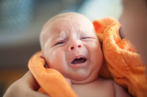 Sladké Roztomilé Malé Novorozeně Dítě Hladové Rozrušené Pláče Silně Zve — Stock fotografie