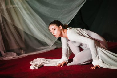 Tiyatro sanatçısı tiyatrocu tiyatrocu seyirciler için halk sahnesinde oyun oynuyor. Tiyatro sahnesi gösterisi