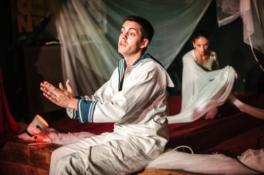 Tiyatro sanatçısı tiyatrocu tiyatrocu seyirciler için halk sahnesinde oyun oynuyor. Tiyatro sahnesi gösterisi